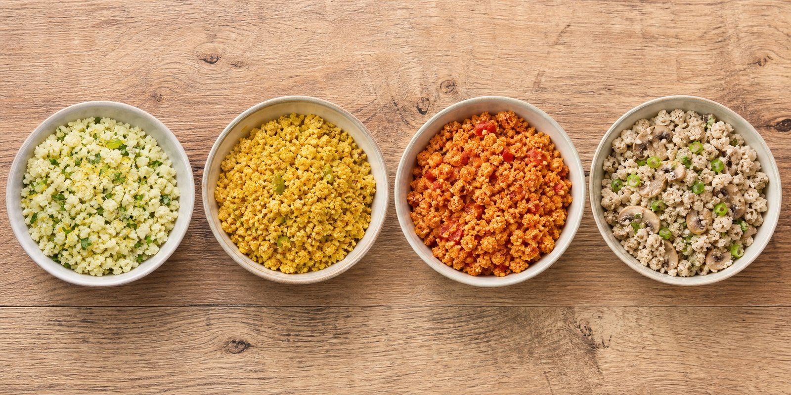 Quatro variações de arroz de couve-flor com ervas, curry, tomate e cogumelos.